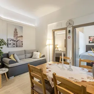 Apartment Palomia A, Split
